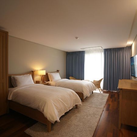 Illeinn Hotel Сеогвипо Екстериор снимка