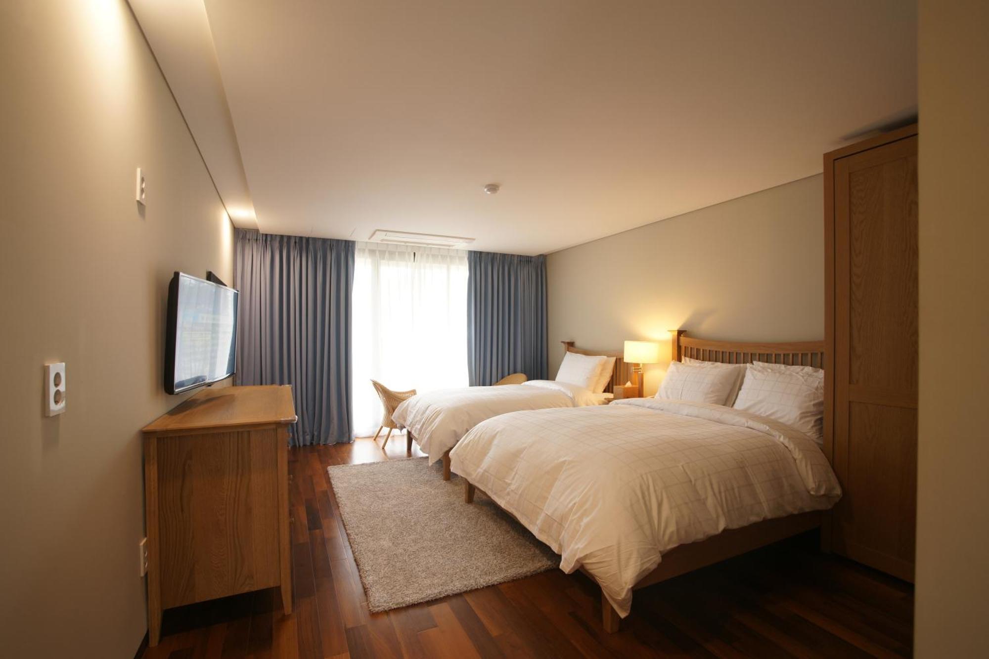 Illeinn Hotel Сеогвипо Екстериор снимка
