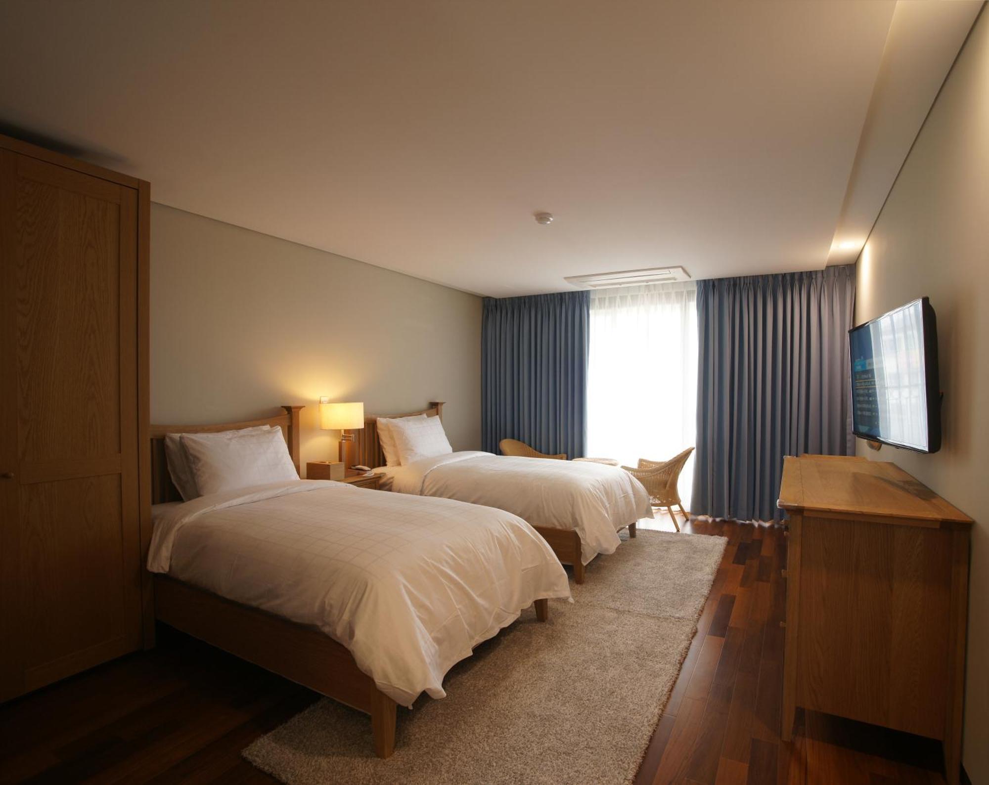 Illeinn Hotel Сеогвипо Екстериор снимка
