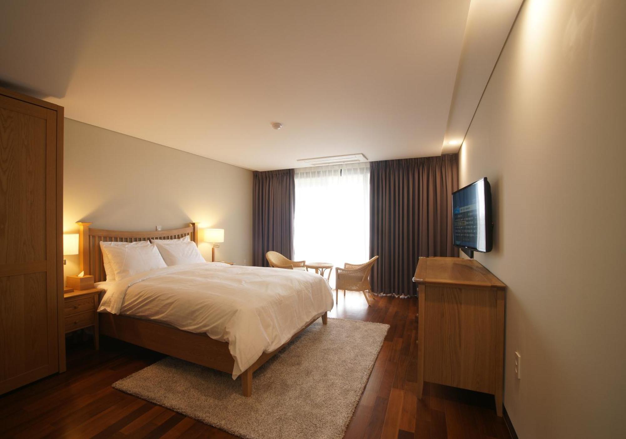Illeinn Hotel Сеогвипо Екстериор снимка