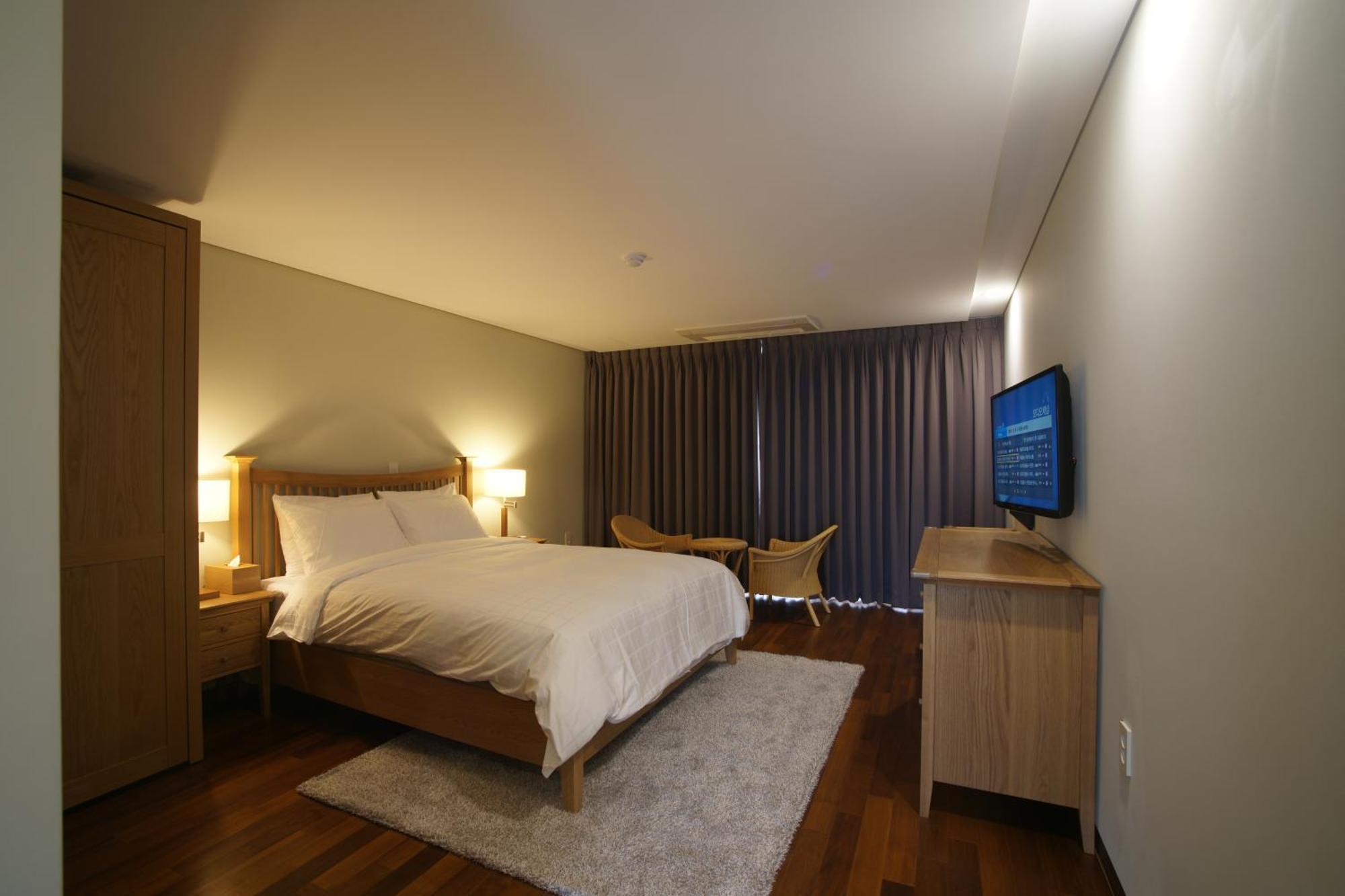 Illeinn Hotel Сеогвипо Екстериор снимка