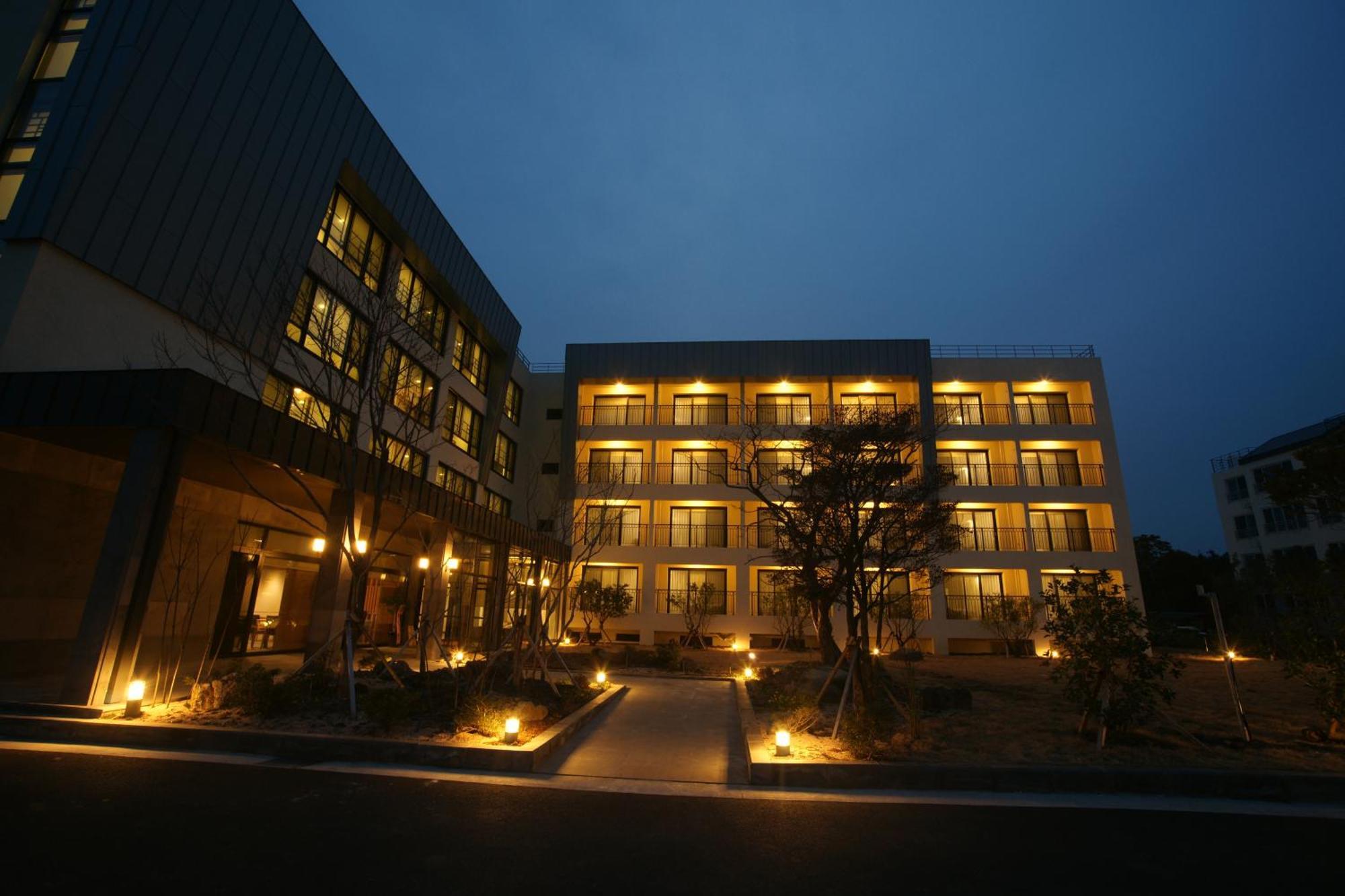 Illeinn Hotel Сеогвипо Екстериор снимка