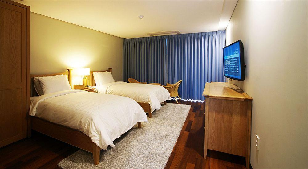 Illeinn Hotel Сеогвипо Екстериор снимка