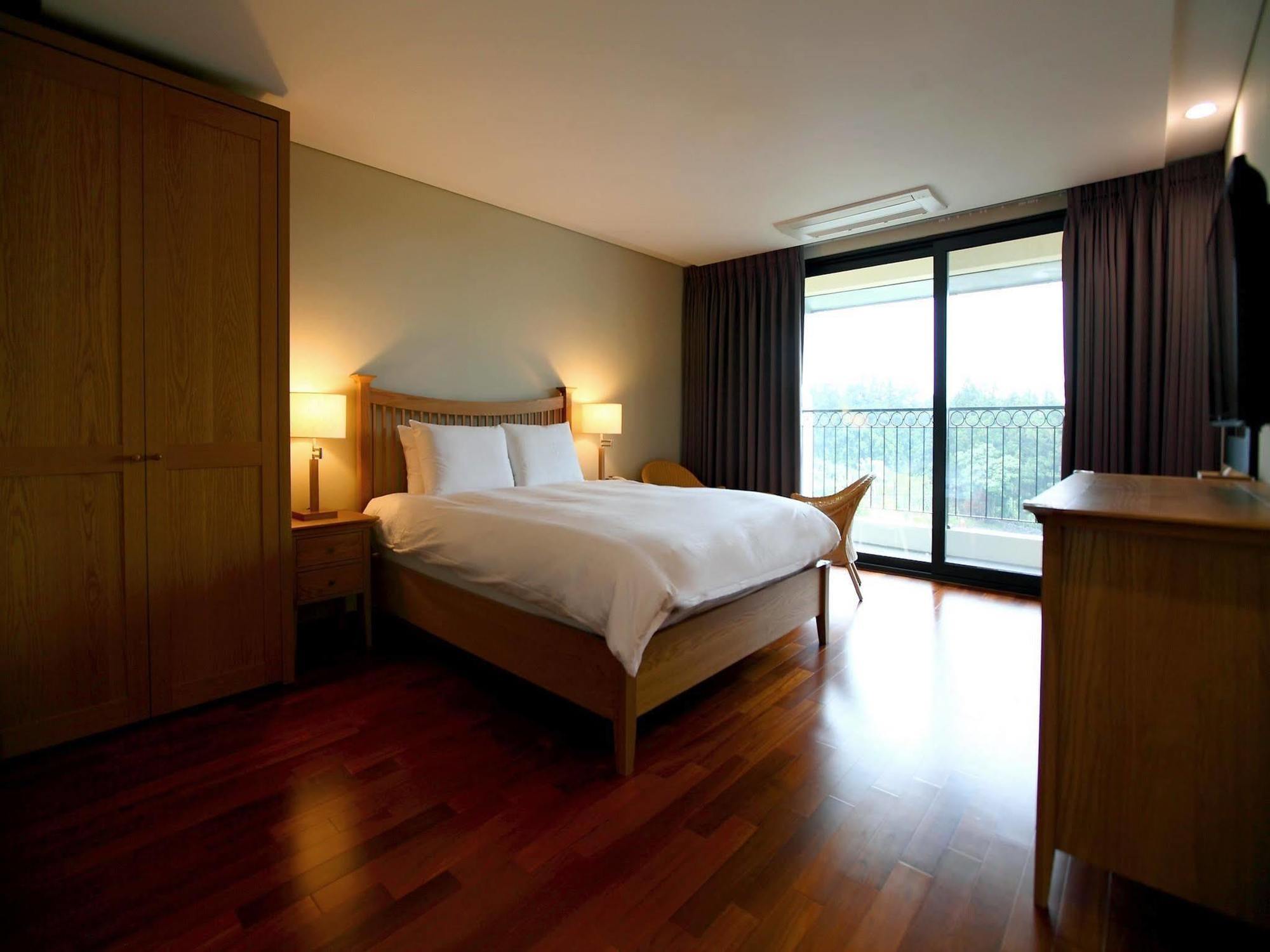 Illeinn Hotel Сеогвипо Екстериор снимка