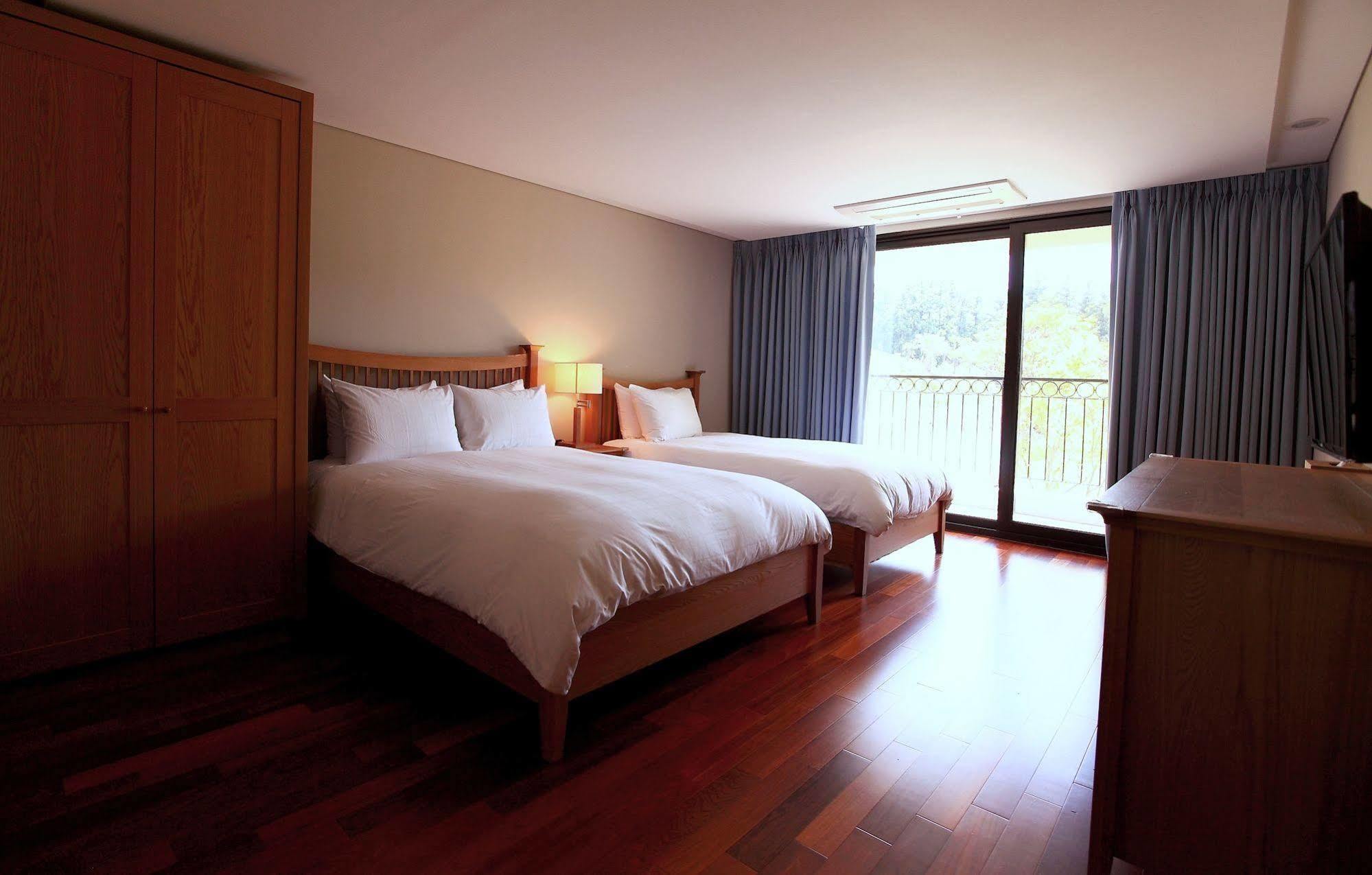 Illeinn Hotel Сеогвипо Екстериор снимка